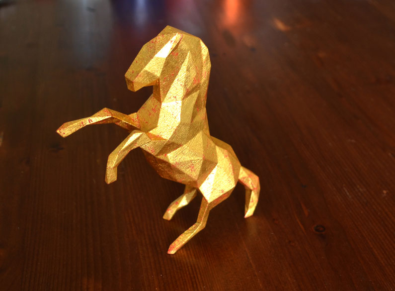 Cheval en impression 3D avec dorure or avec effet patiné