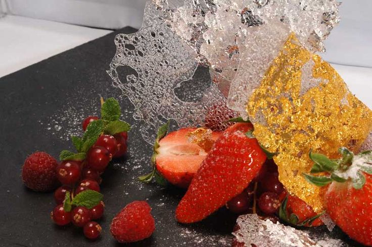 or alimentaire. or. feuille d'or. delafée. cinq sens. fraises. gastronomie