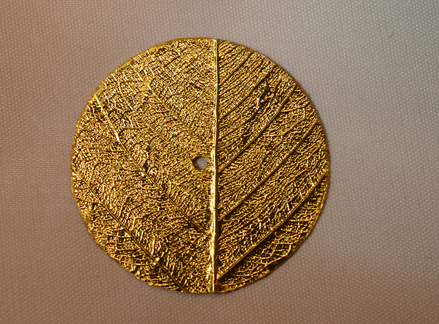 Zifferblatt mit goldenem Weidenblatt