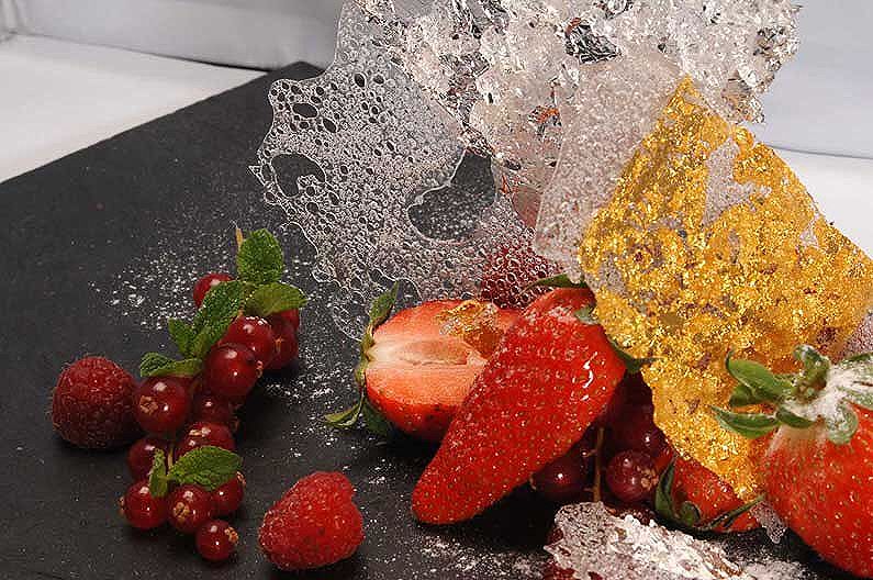 Dessert doré composé de fruits rouge décorés pat de l'or 24k de DeLafée.