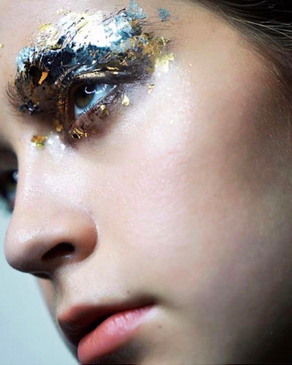 Makeup avec des feuilles d'or 24 Carat de DeLafée