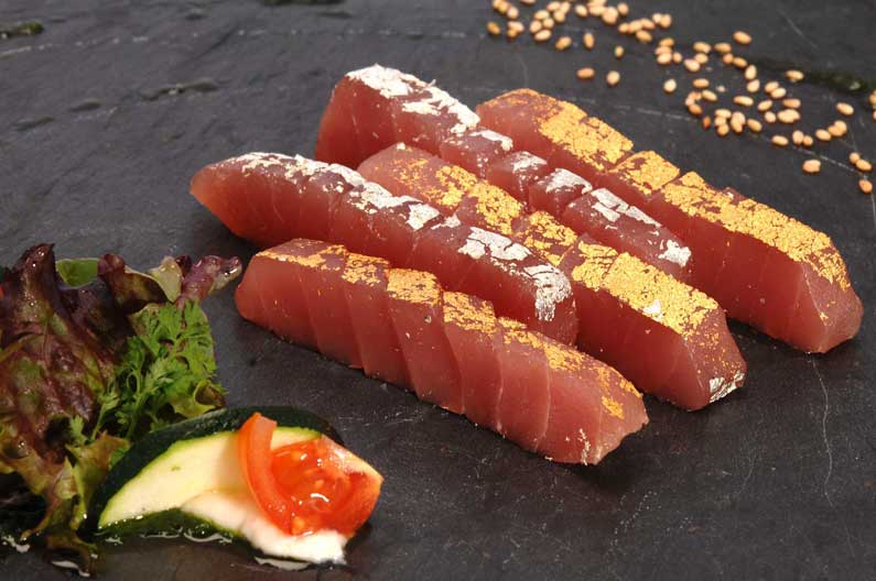 Thunfisch-Sashimi und Kappa-Makizushi, beide mit 24 k Gelbgold und 12 k Weissgold Gold 